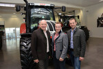 Übergabe des 40.000sten Steyr CVT (v. l.): Steuyr Brand President Andreas Klauser, Thomas Hecher und Christian Hecher.
