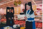 In Tracht gekleidet, bewarben die Landfrauen während der BSE-Krise auch Fleisch. Hier boten sie zur Verkostung Rinderbouillon an und informierten über das heimische Rindfleisch.