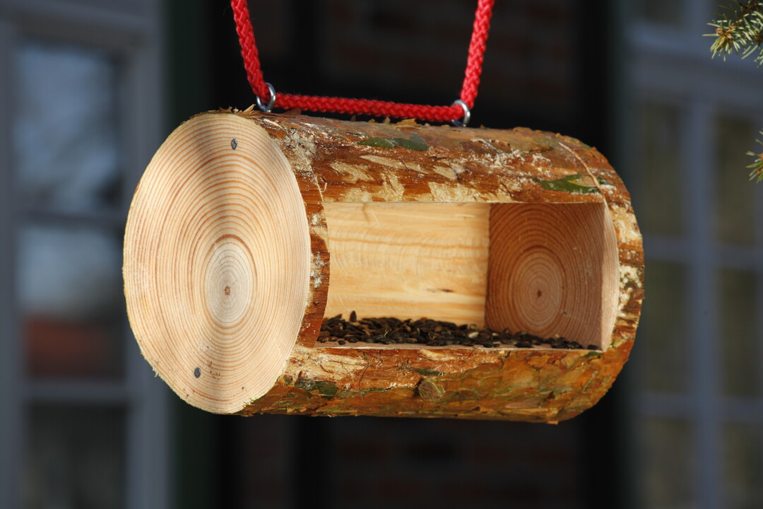 Dann kann die Futterrhre in einen Baum gehngt und mit Vogelfutter befllt werden.