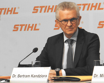 Trotz ungnstiger Witterungsbedingungen und des starken Euro liegt das Absatzvolumen der Stihl-Gruppe leicht ber dem Vorjahresniveau, erklrte Vorstandsvorsitzender Dr. Bertram Kandziora bei der Pressekonferenz des Unternehmens am 18. September. 