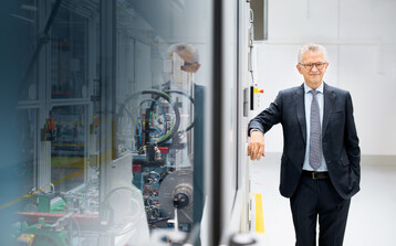  Stihl Vorstandsvorsitzender Dr. Bertram Kandziora in der Akku-Fertigung in Waiblingen: Die Stihl Gruppe erzielte 2020 ein weltweites Absatz- und Umsatzplus. Die hchsten prozentualen Wachstumsraten verzeichnete das Unternehmen im Akku-Seg-ment.