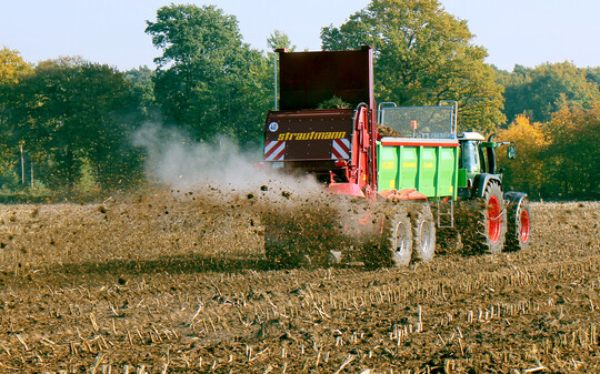 Breitstreuwerke mit Stauschieber, Dosierwalzen und Streutellern fr mehr Arbeitsbreite sind Stand der Technik.