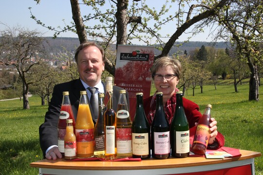 Das flssige Sortiment der Streuobst-Initiative Calw-Enzkreis-Freudenstadt: Knapp ein Dutzend Artikel vom klassischen Apfelsaft bis zum Plum-App fr junge Leute. Einschlielich Biosparte gehen so jhrlich 120.000 Liter Saft weg. Das freut die Macher um Joachim Flik (links) und Martina Hrmann. 