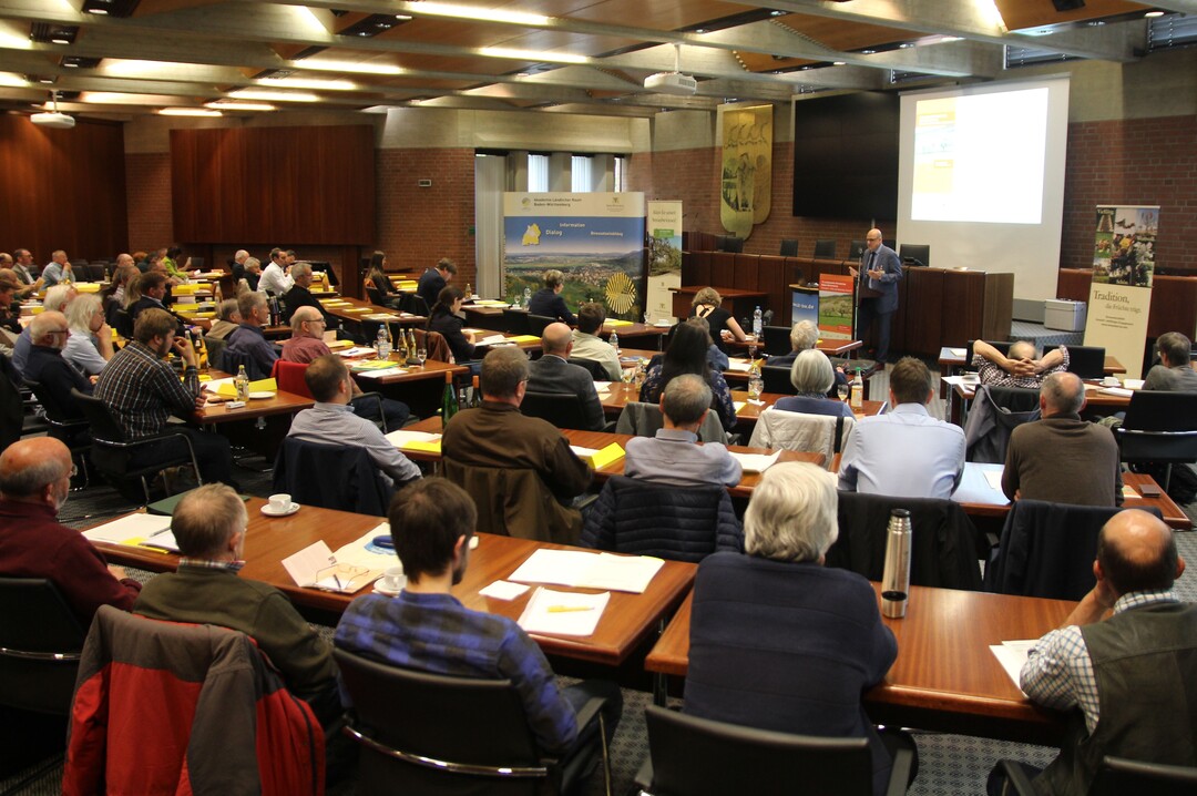 Rund 100 Fachleute hatten sich im großen Sitzungssaal im Landratsamt Ludwigsburg eingefunden.