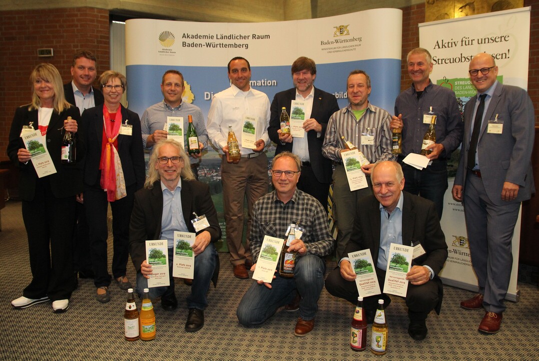 Die anwesenden Preisträger der Produktprämierung 2019 des Streuobsttages zusammen mit den Organisatoren Martin Ries (r.) und Martina Hörmann (3. v. l.).
