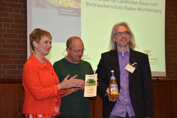 Staatssekretärin Friedlinde Gurr-Hirsch MdL zusammen mit Johannes Eder, Kreisfachberater für Obst- und Gartenbau am Landratsamt Rems-Murr-Kreis und Jürgen Peterhans, Bittenfelder Fruchtsäfte Peterhans GmbH & CO. KG bei der Prämierung in Ludwigsburg..