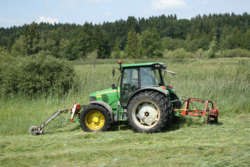 Hohe Schlagkraft: In Front und Heck angebrachte Doppelmessermhwerke ermglichen auch in Feuchtwiesen eine groe Flchenleistung.