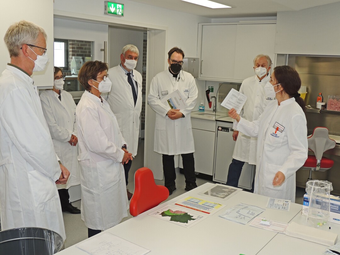 Wie die tgliche Untersuchungsarbeit abluft, darber informierten sich Sabine Kurtz, Dr. Gerhard Kuhn, und Thomas Hagmann bei ihrem Besuch im Diagnostikzentrum Aulendorf.