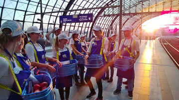 Werbeaktion für Äpfel aus Südtirol auf deutschen Bahnhöfen.