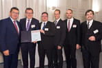 Manfred Mühlheim (Zweiter von links), Bereichsleiter Asset Management, und drei Vertreter seines Team nahmen die Urkunde entgegen. Überreicht durch Josef Pschierer (links), Bayerns Staatssekretär für Wirtschaft und Medien, und Elite-Report-Chefredakteur Hans-Kaspar von Schönfels (rechts).