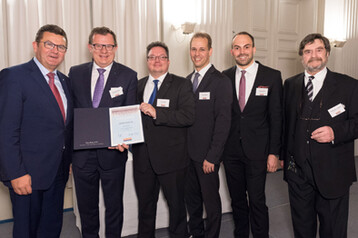 Manfred Mhlheim (Zweiter von links), Bereichsleiter Asset Management, und drei Vertreter seines Team nahmen die Urkunde entgegen. berreicht durch Josef Pschierer (links), Bayerns Staatssekretr fr Wirtschaft und Medien, und Elite-Report-Chefredakteur Hans-Kaspar von Schnfels (rechts).