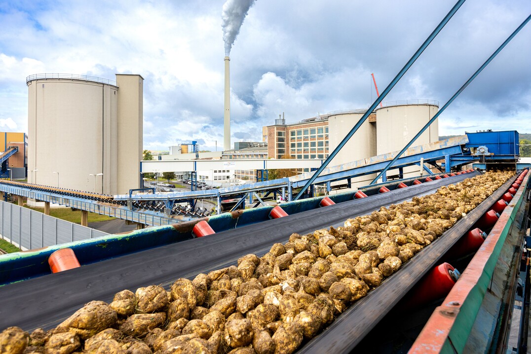 Gewerbekunden bietet Südzucker einen CO2-reduzierten Zucker an. Der kleinere Fußabdruck entsteht in der Zuckerfabrik.