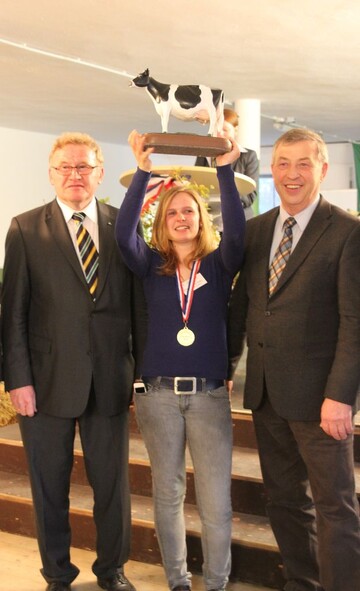 Stolz prsentiert Susann van den Ecker im Beisein von DLG-Vizeprsident Helmut Ehlen (l.) und Claus Heller, Prsident der Landwirtschaftskammer Schleswig-Holstein, die Siegertrophe.