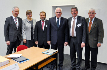 Bei der SVLFG-Vertreterversammlung in Kassel v. l. n. r.: Die Geschftsfhrer Reinhold Knittel und Claudia Lex, der Vorsitzende der Vertreterversammlung Wolfgang Vogel, der Parlamentarische Staatssekretr Peter Bleser, SVLFG-Vorstandsvorsitzender Leo Blum und sein Stellvertreter Martin Empl. 