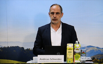  Stolz und selbstbewusst konnte Andreas Schneider, Geschftsfhrer der Schwarzwaldmilch, auf der Online-Jahrespressekonferenz am 1. Juli auf das erfolgreichste Geschftsjahr der Firmengeschichte zurckblicken. Der Rekordumsatz aus dem Jahr 2019 konnte 2020 trotz Corona nochmals um mehr als fnf Prozent gesteigert werden. 