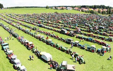 Weltrekord geschafft: Eine Schlange von 1345 Traktoren reihte sich bei Bad Waldsee hintereinander und ergab damit die lngste Traktorschlange der Welt.
