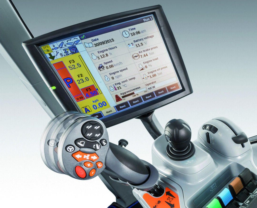 Zur Steuerung des T6 Dynamic Command stehen zwei Varianten der Bedienarmlehne SideWinder II zur Auswahl, eine fr elektrohydraulische Steuergerte, eine fr mechanische.Der Multifunktionshebel CommandGrip ist ebenfalls in zwei Varianten erhltlich, als feste oder optional als automatisch rckstellende Version wie bei den Auto Command-Traktoren.n