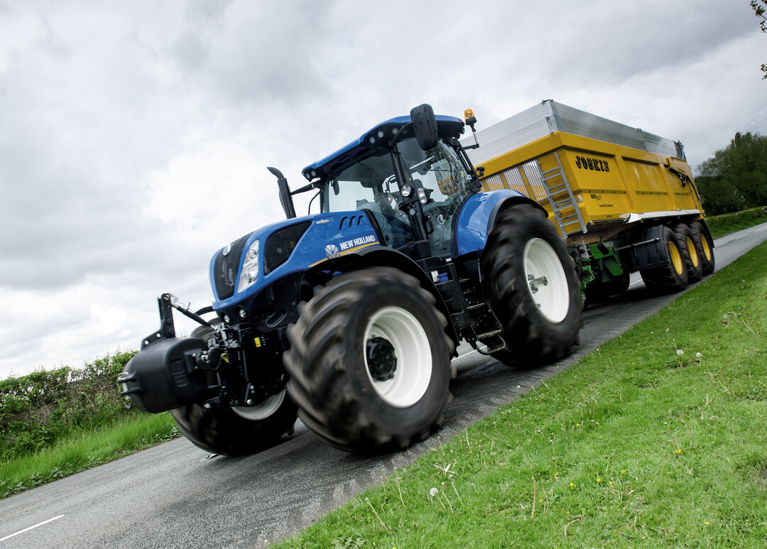 New Holland Agriculture stellt eine umfangreiche berarbeitung der T7 LWB-Baureihe mit einer neuen gefederten Vorderachse vor. . Eine neue Achsgeometrie, neue Lagerungen und eine neue Hydrauliklenkeinheit liefern laut New Holland hervorragendes Feedback und ermglichen dem Fahrer optimale Kontrolle. Die in die Achse integrierte Selbstzentrierungsfunktion reduziert Lenkkorrekturen besonders bei hohen Geschwindigkeiten auf ein Minimum