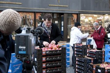 In Mnchen vertrat Vater Thomas Heimgartner die verhinderte Bodensee-Apfelknigin und informierte Passanten ber deutsche pfel.