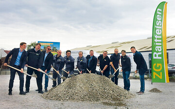 Spatenstich fr neuen Technikbetrieb in Rauenberg (v. l.): Architekt Thomas Eck, Baukoordinator Uwe Mller, Bauunternehmer Maximilian Hollerbach, Mitarbeiter Boris Zavadil, Nils Hufnagel, Andre Raseta, Brgermeister Peter Seithel, Niederlassungsleiter Heiko Marterer, Verkaufsberater Mark Mandel, Regionalleiter Harald Hrner und Geschftsfhrer Martin Bauknecht.