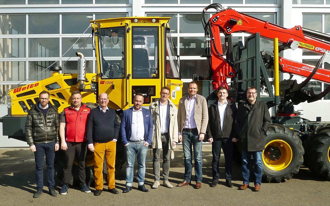 Auf dem Bild sind zu sehen (v.l.): Andreas Hechinger (Regionalleiter Markgräflerland ZG Raiffeisen Technik GmbH), Veit Schmieder (Verkaufsleiter Süd-West Welte Fahrzeugbau GmbH), Alexander Welte (Geschäftsführer Welte Fahrzeugbau GmbH), Joscha Nühnen (Geschäftsführender Gesellschafter Welte Fahrzeugbau GmbH), Maik Nühnen (Geschäftsführender Gesellschafter Welte Fahrzeugbau GmbH), Martin Bauknecht (Geschäftsführer ZG Raiffeisen Technik GmbH), Roland Jakobi (Regionalleiter Ortenau ZG Raiffeisen Technik GmbH, Georg Mercker (Leiter Handel ZG Raiffeisen Technik GmbH).