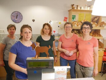 Ksmacherin Ulrike Binder (2. v. r.) mit dem Verkaufsteam im Hofladen.