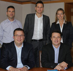 Das Rohstoff-Team der Bayern LB bei der Produktpräsentation: (v.l. hinten) Analyst Andreas Speer, Mathias Müller und Marie-Isabelle Janik, Abteilung Agrar. Vorne: Oliver Dressler, Bereichsleiter Treasury Products, und Wolfgang Kraus, Leiter Energy & Commodity Solutions.