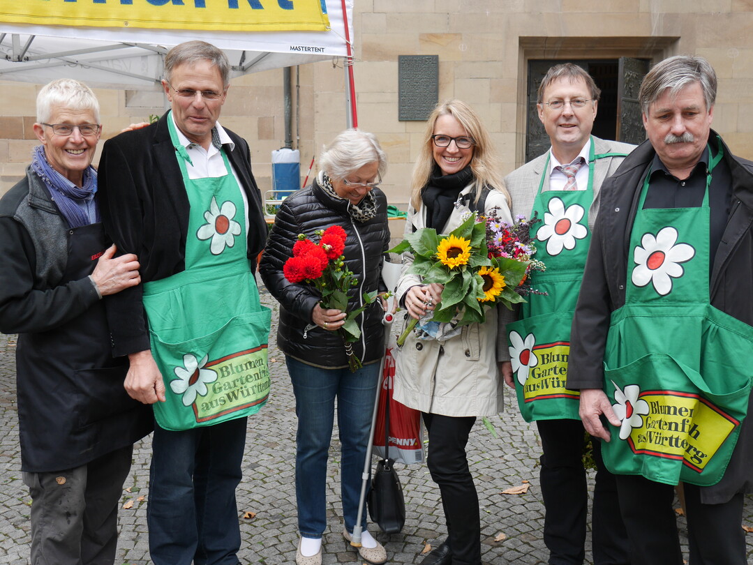 Wirkten beim Erntedank-Wochenmarkt am 10.Oktober 2015 in Stuttgart im Verkaufsteam mit (von links): Marktbeschicker-Sprecher Henk van der Geer, LBV-Vizepräsident Gerhard Glaser, Kundinnen, stv. LBV-Hauptgeschäftsführer Horsrt Wenk, Märkte Stuttgart-Geschäftsführer Axel Heger.