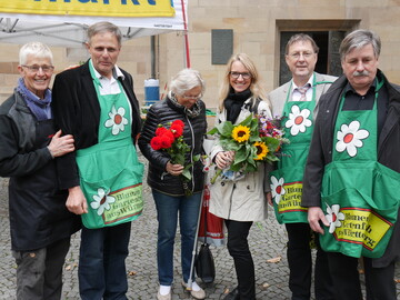Wirkten beim Erntedank-Wochenmarkt am 10.Oktober 2015 in Stuttgart im Verkaufsteam mit (von links): Marktbeschicker-Sprecher Henk van der Geer, LBV-Vizeprsident Gerhard Glaser, Kundinnen, stv. LBV-Hauptgeschftsfhrer Horsrt Wenk, Mrkte Stuttgart-Geschftsfhrer Axel Heger.