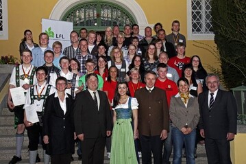 Alle Wettbewerbsteilnehmer zusammen mit DLG-Vorstandsmitglied Claudia Mller (1. Reihe l.), dem bayerischen Landwirtschaftsminister Helmut Brunner (1. Reihe, 2.v.l.), Milchknigin Beate Deisenhofer (1. Reihe, 3.v.l.), Helmut Konrad, Leiter des LVFZ Almesbach (1. Reihe 3.v.r.), Friederike Kaths vom DLG-Fachzentrum Landwirtschaft (1. Reihe, 2.v.r.) und Andreas Heym vom Bundeslandwirtschaftsministerium (1. Reihe, r.).