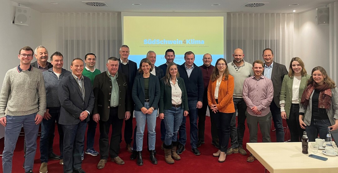 Zum Projektstart mit dabei: Simon Ott (Fleischprfring Bayern), Gerhard Stadler und Franz Kratzer (landwirtschaftliche Betriebe), Rolf Michelberger (Ulmer Fleisch), Dr. Raffael Wesoly (SZV), Walter Heidl (landwirtschaftlicher Betrieb), Dr. Christian Kagerer (Fleischprfring), Carolina Wackerhagen (Bodensee-Stiftung), Stefan Mller (Mller Fleisch), Henrik Kuhrmann (RVZ), Irene Pfeiffer (Bayerischer Bauernverband), Martin Wopperer (RVZ), Johannes Hagner (Bioland Erzeugerring), Andrea Bauer (LBV), Volker Kromrey (Bodensee-Stiftung), Ren Heller (Universitt Hohenheim), Hansjrg Schrade, Barbara Lutz und Sabrina Mbius (alle LSZ Boxberg).