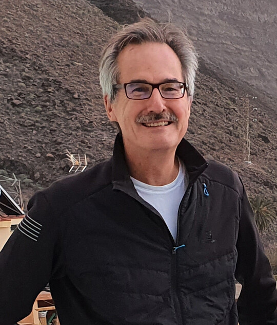     Prof. Dr. Teja Tscharntke ist Soziologe, Biologe und Pro�fessor f�r Agrar�kologie an der Georg-August-Universit�t in G�ttingen. Er befasst sich vor allem mit Bio�diversit�t in gemanagten und nat�rlichen �kosystemen.