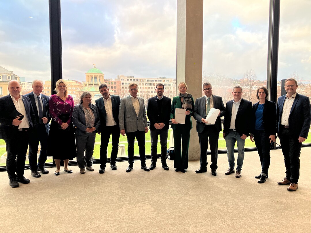 Gruppenbild der bergabe des Projektberichts des Vernderungsdialogs an Ministerin Thekla Walker und Minister Peter Hauk im Landtag.