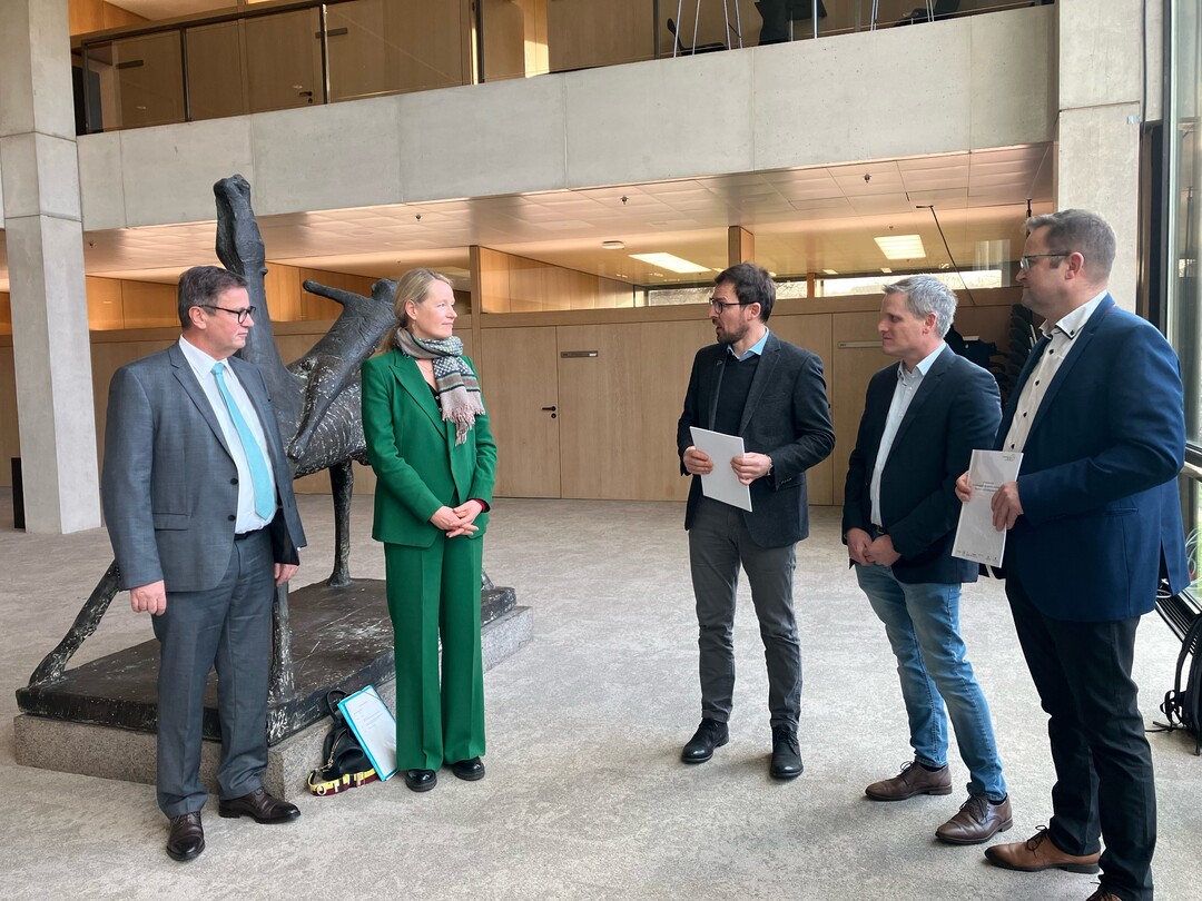 v.l. Minister Peter Hauk und Ministerin Thekla Walker bei der bergabe des Bescheides mit NABU-Landesvorsitzendem Johannes Enssle, BLHV-Vizeprsident Martin Linser und LBV-Vizeprsident Jrgen Maurer.