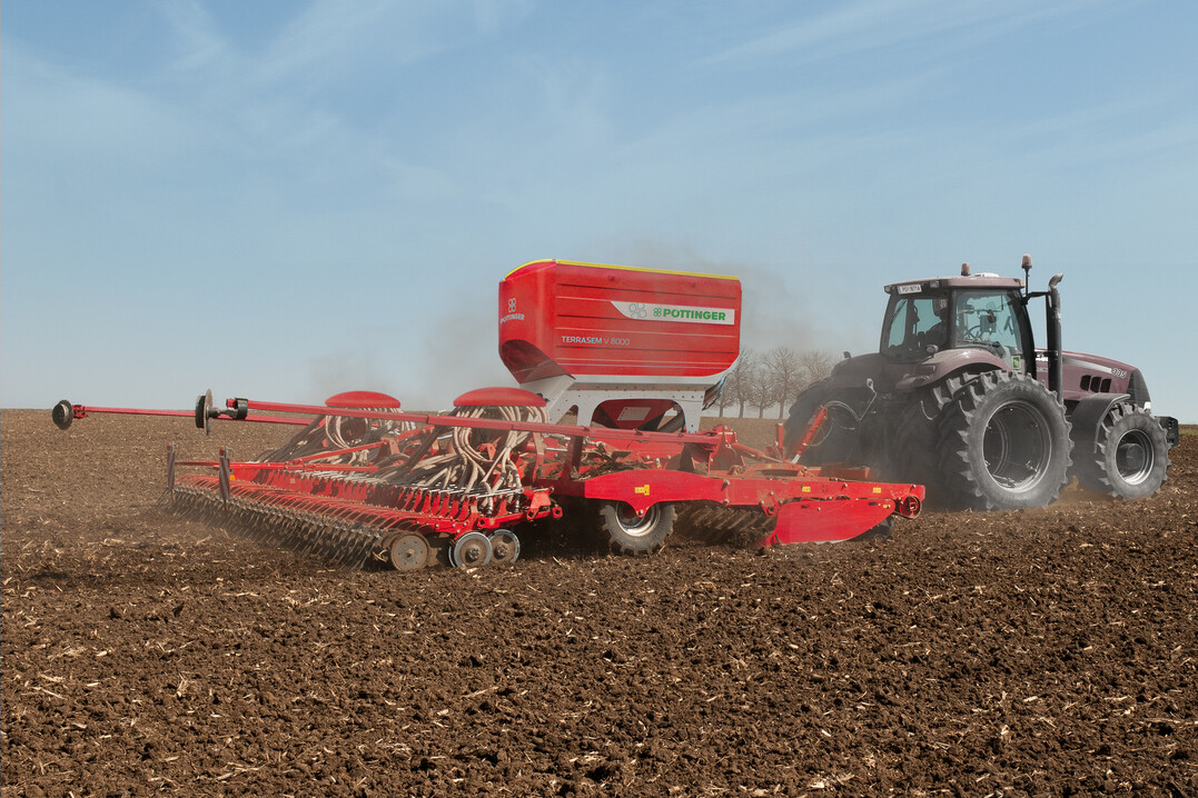 Die Sämaschine Terrasem von Pöttinger gibt es jetzt mit acht und neun Metern Arbeitsbreite. Das Tankvolumen beträgt 5600 Liter.
