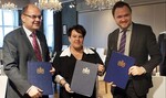 Bundeslandwirtschaftsminister Schmidt und seine Amtskollegen Sharon Dijksma (Mitte) und Dan Jørgensen nach der Unterzeichnung der Gemeinsamen Erklärung