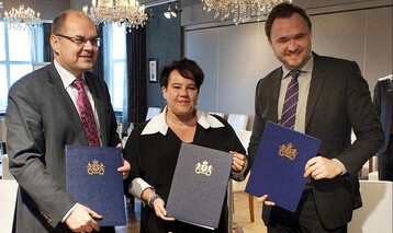Bundeslandwirtschaftsminister Schmidt und seine Amtskollegen Sharon Dijksma (Mitte) und Dan Jrgensen nach der Unterzeichnung der Gemeinsamen Erklrung