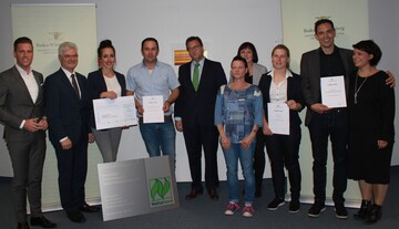 Die Preistrger des Tierschutzpreises Baden-Wrttemberg 2017 (v.r.): Martin Stodal mit Ehefrau Melanie/Creglingen-Freudenbach, Nina Herzog/Reutlingen, Sieglinde Cichon/Ehingen, Claudia Wirth/Stuttgart, Minister Peter Hauk, Josef und Sheila Heinzler/Pfullendorf-Grostadelhofen, die Landtagsabgeordneten Manuel Hagel/Alb-Donau-Kreis (CDU) und Klaus Burger/Sigmaringen (CDU).