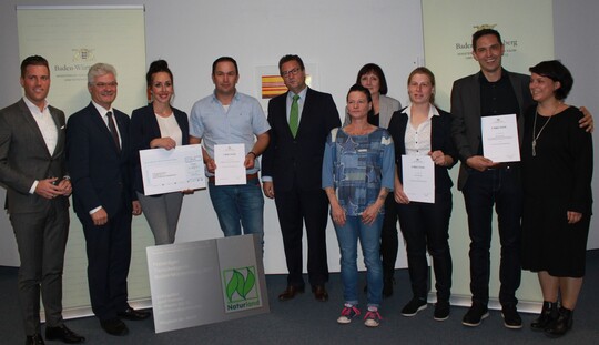 Die Preistrger des Tierschutzpreises Baden-Wrttemberg 2017 (v.r.): Martin Stodal mit Ehefrau Melanie/Creglingen-Freudenbach, Nina Herzog/Reutlingen, Sieglinde Cichon/Ehingen, Claudia Wirth/Stuttgart, Minister Peter Hauk, Josef und Sheila Heinzler/Pfullendorf-Grostadelhofen, die Landtagsabgeordneten Manuel Hagel/Alb-Donau-Kreis (CDU) und Klaus Burger/Sigmaringen (CDU).