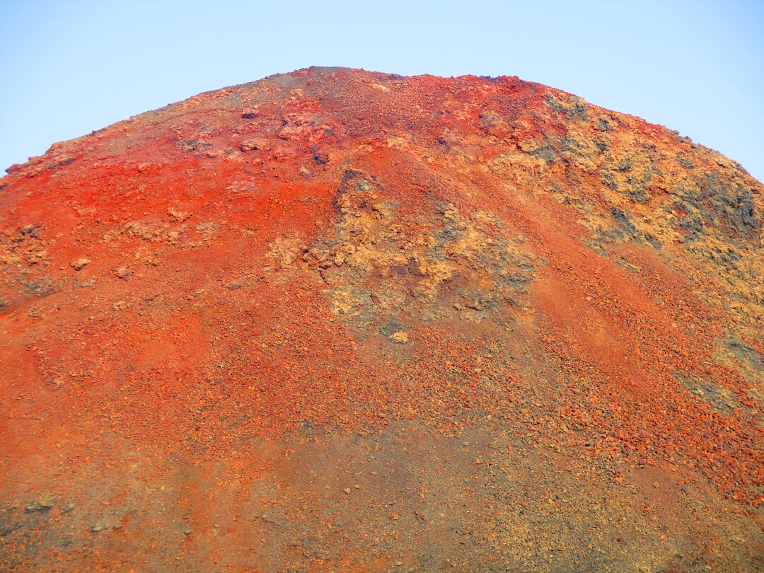 Die Vulkanberge leuchten rot im Timanfaya-Nationalpark