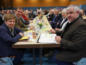 Setzt auf Wissen und Innovationen  DLG-Prsident Carl-Albrecht Bartmer (2. von links), Kreisvorsitzender Hermann Frber (rechts) beim Kreisbauerntag Gppingen am 2. Mrz 2017 in der Sillerhalle in Hattenhofen (Landkreis Gppingen).