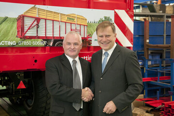 Klaus Pttinger, der technische Geschftsfhrer (r.), bergab den Hochleistungs-Rotorladewagen feierlich seinem neuen Besitzer, Graham Rae aus Lockerbie in Schottland.