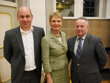 Nimmt zahlreiche Forderungen und die aktuelle Stimmung im Main-Tauber-Kreis ins Ministerium mit: Staatssekretrin Friedlinde Gurr-Hirsch bei der Delegiertenversammlung in Unterschpf mit Geschftsfhrer Martin Geiendrfer (links) und Vorsitzendem Alois Fahrmeier.
