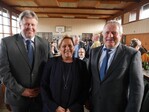 Kultusministerin Dr. Susanne Eisenmann, umrahmt von den Kreisvorsitzenden Gerhard Fassnacht (links) und Friedrich Großhans, beim Kreisbauerntag der Kreisbauernverbände Calw und Freudenstadt am 8. Februar 2020 in der Bömbachhalle in Altensteig-Spielberg (Landkreis Calw)