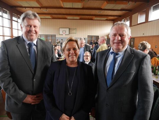 Kultusministerin Dr. Susanne Eisenmann, umrahmt von den Kreisvorsitzenden Gerhard Fassnacht (links) und Friedrich Grohans, beim Kreisbauerntag der Kreisbauernverbnde Calw und Freudenstadt am 8. Februar 2020 in der Bmbachhalle in Altensteig-Spielberg (Landkreis Calw)