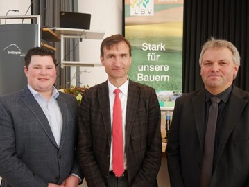 Kreisbauerntag Esslingen am Samstag, 21. Januar 2017, in Dettingen/Teck: Hohenheimer Agrarkonom Prof. Dr. Enno Bahrs (Mitte), umrahmt von den Vorsitzenden Tobias Briem und Siegfried Ngele (rechts).