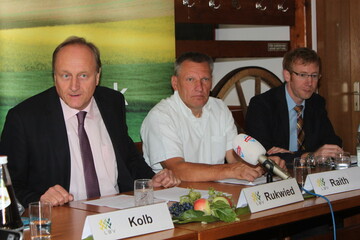 Bei der LBV-Ernte-Pressekonferenz auf dem Betrieb Raith (von links): Prsident Joachim Rukwied, Betriebsleiter Friedrich Raith, LBV-Marktreferent Marco Eberle.
