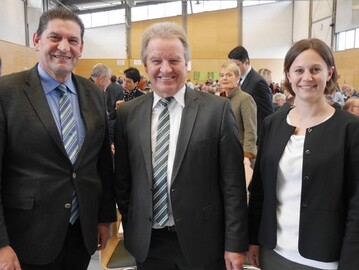 Setzt auf Miteinander von Naturschutz und Landwirtschaft: Minister Franz Untersteller (Mitte) beim Bauerntag des Bauernverbandes Heilbronn-Ludwigsburg in der Tiefenbachhalle in Ilsfeld-Auenstein mit LBV-Referentin fr ffentlichkeitsarbeit Ida Hartmann und Bauernverbandsvorsitzendem Eberhard Zucker.