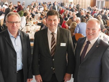 Reinhold Gall MdL (links) spricht zur Zukunft des Pflanzenschutzes, Vizeprsident Karsten Schmal (rechts) vom Deutschen Bauernverband (DBV) zur Agrarpolitik. Da ist beim Bauerntag in Schwiederdingen fr Gesprchsstoff gesorgt, freut sich Vorsitzender Eberhard Zucker.