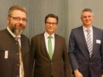 Beim Fachforum Landwirtschaft (v. l.): Generalbevollmächtigter Dr. Ansgar Horsthemke vom Genossenschaftsverband, Minister Peter Hauk, Vorstandsvorsitzender Dr. Reinhard Funk von der Vieherzeuger-Gemeinschaft eG (VG).